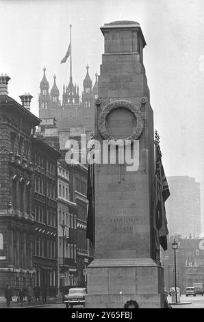 I gloriosi morti con il cenotafio , il memoriale di guerra nazionale britannico che celebra i morti di due guerre mondiali , in primo piano , l' Union Jack vola a mezz' asta sopra le camere del Parlamento come tributo al defunto Sir Winston Churchill , morto nella sua residenza londinese . 24 gennaio 1965 Foto Stock