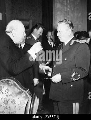 Churchill ed Eden all'ambasciata jugoslava. Churchill e Eden sono stati ospiti del maresciallo Tito presso l' ambasciata jugoslava . Il signor Churchill alza il bicchiere per brindare al maresciallo Tito durante il pranzo del 19 marzo 1953 Foto Stock