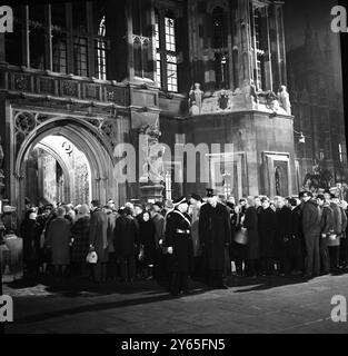 Prima fila mattutina la coda entra nell'ingresso di Santo Stefano di Westminster Hall per rendere omaggio alla catafalca di Sir Winston Churchill alle 2 del mattino. 30 gennaio 1965 Foto Stock