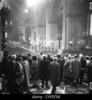 St Paul's prepara apparecchi televisivi incongrui e alti abbagliano la folla guardando la preparazione nella Cattedrale di St Paul , per il funerale di Stato di Sir Winston Churchill . 28 gennaio 1965 Foto Stock