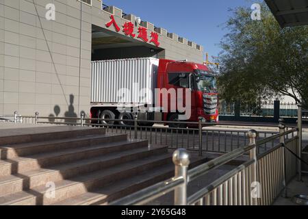 (240924) -- KASHGAR, 24 settembre 2024 (Xinhua) -- Un camion passa attraverso il passo di Khunjerab a Kashgar, nella regione autonoma di Xinjiang Uygur, nella Cina nord-occidentale, 20 settembre 2024. Il passo di Khunjerab è un porto terrestre sul confine tra Cina e Pakistan e un'importante porta d'accesso all'Asia meridionale e all'Europa. Il pass offriva un servizio di accesso stagionale iniziato il 1° aprile e terminato il 30 novembre, ma è passato al servizio completo a partire dal 20 settembre di quest'anno. (Xinhua/Zhao Yusi) Foto Stock