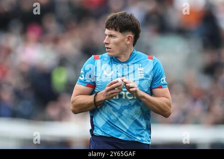 Matthew Potts dell'Inghilterra ispeziona la palla durante la terza partita internazionale del Metro Bank One Day Inghilterra vs Australia al Seat Unique Riverside, Chester-le-Street, Regno Unito, 24 settembre 2024 (foto di Mark Cosgrove/News Images) a Chester-le-Street, Regno Unito, il 24/9/2024. (Foto di Mark Cosgrove/News Images/Sipa USA) Foto Stock