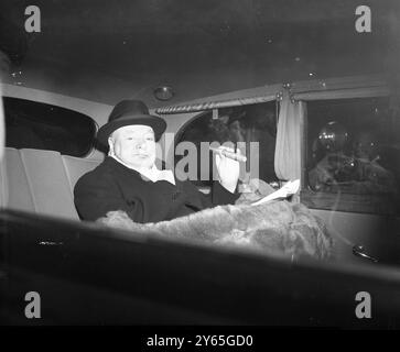 Winston Churchill e Anthony Eden tornano da Parigi Winston Churchill , primo ministro e ministro degli Esteri Anthony Eden , questa mattina sono rientrati alla Victoria Station di Londra dopo i loro colloqui con M . Plevin Frances Premier. Il signor Churchill presiederà una riunione di gabinetto al n. 10 il signor Winston Churchill si siede e si rilassa dopo essere salito in macchina, poco dopo il suo arrivo da Parigi, il 19 dicembre 1951 Foto Stock