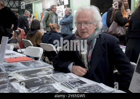 Homer Sykes fotografo che vende e firma libri alla fiera del libro. Londra, Inghilterra 7 ottobre 2018. 2010 UK HOMER SYKES Foto Stock