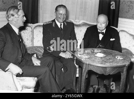 Il maresciallo Tito ospite della Jugoslavia di Churchill Tito ( centro ) , con il Premier Winston Churchill e il Ministro degli Esteri Anthony Eden ( sinistra ) , alla festa del pranzo in onore del signor Churchill presso l' Ambasciata jugoslava di Kensington 20 marzo 1953 Foto Stock