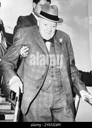 Sir Winston Churchill 87 anni Sir Winston Churchill , ex Premier britannico , è raffigurato quando è arrivato all' aeroporto di Nizza da Londra . 28 giugno 1962 Foto Stock