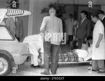 Sir Winston parte per Home 87 anni il vecchio statista britannico Sir Winston Churchill nella foto mentre veniva portato in strecher dalla Princess Grace Clinic ad un'ambulanza in attesa per essere portato all'aeroporto di Nizza dove un aereo della Royal Air Force Comet stava aspettando di portarlo all'aeroporto di Londra da dove sarà portato al Middlesex Hospital . Sir Winston si ruppe una coscia cadendo nella sua camera da letto d'albergo. 29 giugno 1962 Foto Stock