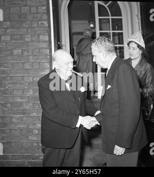 Sir Winston intrattiene Dief Sir Winston Churchill stringe la mano con il Premier canadese John Diefenbaker , dopo pranzo a casa di Sir Winston a Hyde Park . 12 maggio 1960 Foto Stock