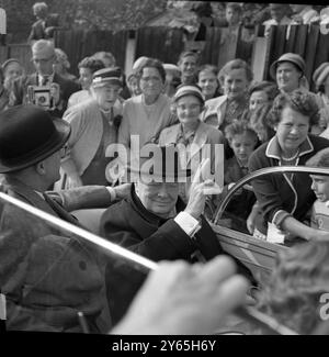 Churchill Tours Woodford il giorno della 'e' l'ex primo ministro Sir Winston Churchill dà il famoso cartello 'V' mentre visita la sua circoscrizione di Woodford. 8 ottobre 1959 Foto Stock