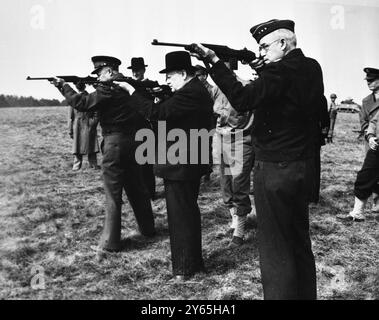 Eisenhower , Churchill e Bradley Fire Carbines in un giro di ispezione delle truppe corazzate americane in Inghilterra nel 1944 , il generale Dwight Eisenhower ( a sinistra ) , il Premier britannico Winston Churchill ( al centro ) e il tenente generale Omar Bradley ( a destra ) provano le 30 carabine di calibro sviluppate per l' esercito da Winchester . 24 giugno 1959 Foto Stock