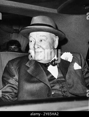 Allegro Churchill l' ex Premier britannico Sir Winston Churchill si muove in largo mentre arriva in auto a casa di Madame Jacques Balsan , una vecchia amica . 19 maggio 1959 Foto Stock