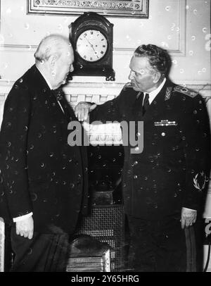 Tito parla a Downing Street il maresciallo della Jugoslavia Tito ( a destra ) chiacchierando con il primo ministro britannico Sir Winston Churchill , nella sala ante al 10 di Downing Street poco dopo l'arrivo dei marescialli il 16 marzo 1953 Foto Stock