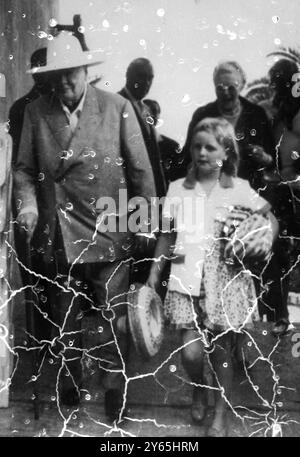 Sir Winston e Arabella alla vigilia del loro 50° anniversario di matrimonio, Sir Winston e Lady Churchill , accompagnati dal loro figlio Randolph e dalla nipote Arabella Churchill . 11 settembre 1958 Foto Stock