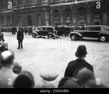 Il signor Churchill si rivolge al signor Tito . Il primo ministro britannico Winston Churchill saluta con il cappello, mentre il maresciallo Tito di Jugoslavia viene allontanato dalla Whitehall di Londra dopo aver deposto una corona al Cenotafio , onorando i morti di guerra britannici . Era al Cenotafio poco dopo il suo arrivo con il lancio di motori al molo di Westminister per la sua visita ufficiale di cinque giorni nel Regno Unito. 16 marzo 1953 Foto Stock