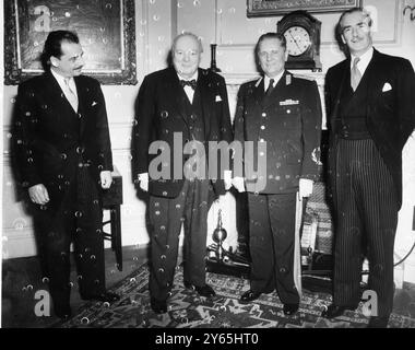 Il maresciallo Tito a Downing Street il maresciallo Tito di Jugoslavia ( secondo da destra ) posa per la sua foto con il primo ministro Winston Churchill , il ministro degli Esteri Anthony Eden ( a destra , e il ministro degli Esteri jugoslavo Milentije Popovic ( a sinistra ) , poco dopo l' arrivo del maresciallo qui per una visita ufficiale di cinque giorni 16 marzo 1953 Foto Stock