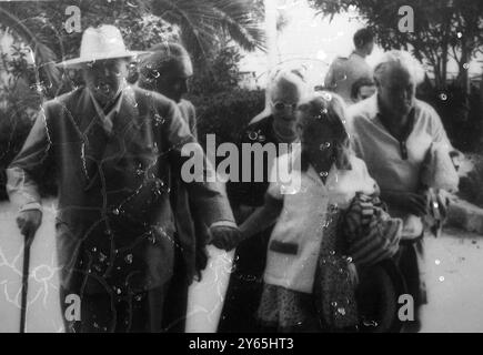 Sir Winston cammina di pari passo con Arabella . Alla vigilia del loro 50° anniversario di matrimonio, Sir Winston e Lady Churchill , accompagnati dal figlio Randolph Churchill e dalla nipote Arabella Churchill . 11 settembre 1958 Foto Stock