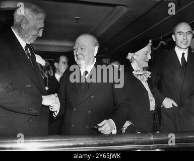 Il signor Churchill saluto dall' ospite . Il primo ministro britannico Winston Churchill stringe la mano a Bernard Baruch , ( a sinistra ) il suo ospite a New York , in una conferenza stampa a bordo della Queen Mary . La signora Churchill parla con Sir Roger Makins ( a destra ) , il nuovo ambasciatore britannico negli Stati Uniti il 6 gennaio 1953 Foto Stock