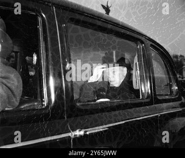 Sir Winston Churchill va a vedere la regina Sir Winston Churchill punta il suo cappello alla folla riunita fuori Buckingham Palace , e altri statisti più anziani , hanno consigliato sua Maestà . 10 gennaio 1957 Foto Stock