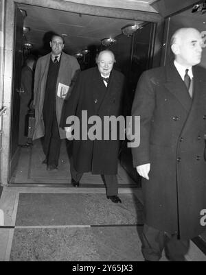 Churchill Boards SS Queen MaryFor il primo Ministro degli Stati Uniti Winston Churchill stasera ha imbarcato la Queen Mary qui in preparazione per la partenza di domani per New York . Nel partito del signor Churchills vi sono la signora Churchill , la loro figlia minore la signora Soames e suo marito il capitano Christopher Soames , membro della Parlimant per Bedford . Il Premier terrà colloqui informali con Eyk Eisenhower , il presidente eletto degli Stati Uniti , e farà una visita di addio al Presidente Truman a Washington prima di passare circa due settimane in Giamaica . Qui il Premier Winston Churchill a bordo della Queen Mary all'arrivo Foto Stock