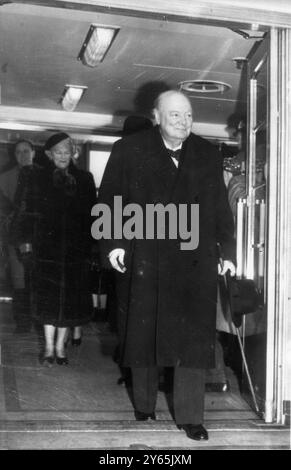 Churchill Boards SS Queen MaryFor il primo Ministro degli Stati Uniti Winston Churchill stasera ha imbarcato la Queen Mary qui in preparazione per la partenza di domani per New York . Nel partito del signor Churchills vi sono la signora Churchill , la loro figlia minore la signora Soames e suo marito il capitano Christopher Soames , membro della Parlimant per Bedford . Il Premier terrà colloqui informali con Eyk Eisenhower , il presidente eletto degli Stati Uniti , e farà una visita di addio al Presidente Truman a Washington prima di passare circa due settimane in Giamaica . Qui il Premier Winston Churchill a bordo della Queen Mary all'arrivo Foto Stock