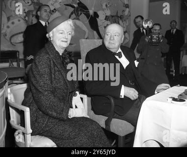 Il signor Churchill e il suo sigaro Sir Winston Churchill con Lady Churchill , quando tornano a Southampton a bordo del transatlantico Queen Mary dopo le loro vacanze in Giamaica , nelle Indie occidentali britanniche . 29 gennaio 1953 Foto Stock