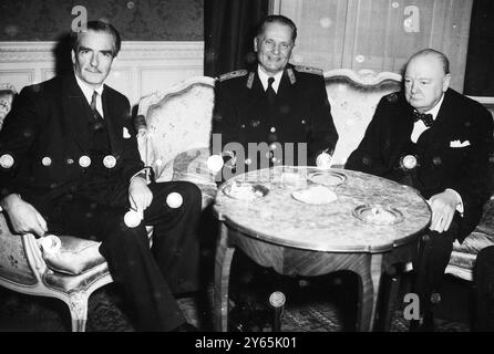 Churchill ed Eden sono ospiti del pranzo di Tito. Il maresciallo jugoslavo Tito ( centro ) con il primo Ministro, Sir Winston Churchill ( a destra ) e il Ministro degli Esteri britannico , Anthony Eden , al pranzo tenuto presso l'Ambasciata jugoslava di Kensington , Londra 19 marzo 1953 Foto Stock