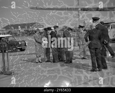 Sir Winston ringrazia l'Hostess Stateman Sir Winston Churchill stringe la mano alla hostess di volo Kathleeen Dyer , di South Farnborough , Hampshire , mentre ringrazia l'equipaggio dell'aereo in cui lui e Lady Churchill sono tornati a casa dalla loro vacanza siciliana . Questo incidente avvenne all' aeroporto di Lonodn , dopo che Sir Winston e Lady Churchill erano arrivati su un aereo di linea British European Airways Viscount . 26 aprile 1955 Foto Stock