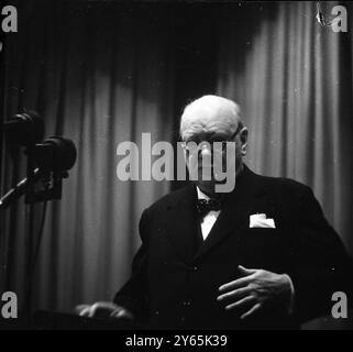 Churchill parla a Woodford Elder statisti ed ex primo ministro Sir Winston Churchill stasera hanno partecipato al raduno annuale dei giovani conservatori della divisione Woodford. È membro del Parlamento per il collegio elettorale di Woodford il 5 dicembre 1955 Foto Stock