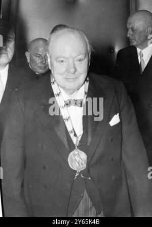 Churchill indossa il Premio Charlemagne Sir Winston Churchill , ex primo ministro britannico , e statista britannico , indossa il Premio Charlemagne per la pace , che gli è stato assegnato per il suo lavoro nel promuovere l' unità europea . 10 maggio 1956 Foto Stock