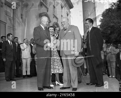 Il primo ministro britannico Sir Winston Churchill stringe la mano al presidente degli Stati Uniti Dwight D Eisenhower assistito da una sorridente First Lady Mamie Eisenhower con Sir Anthony Eden alle sue spalle e il vicepresidente Richard Nixon all' estrema sinistra . Sir Winston e Sir Anthony Eden sono in visita a Washington. 1954 Foto Stock