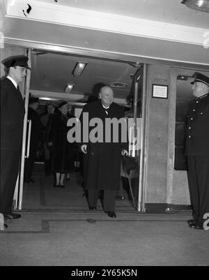 I consigli del signor Churchill spediscono la Queen Mary per gli Stati Uniti. Il primo Ministro, Winston Churchill stasera si è imbarcato sulla linea Queen Mary in preparazione per la partenza di domani per New York . Nel partito del signor Churchill vi sono la signora Churchill , la loro figlia minore , la signora Soames , e suo marito il capitano Christopher Soames , membro del Parlamento per Bedford . Il Premier terrà colloqui informali con il Presidente eletto Dwight D Eisenhower e farà visita al Presidente Truman a Washington prima di passare circa due settimane in Giamaica . Qui il Premier Winston Churchill sale sulla Q Foto Stock