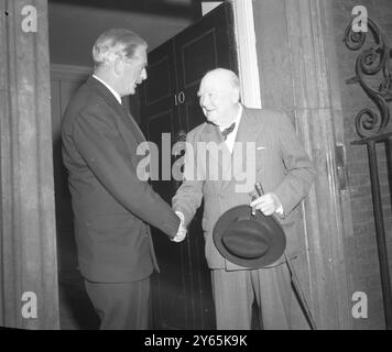 Sir Winston con Sir Anthony Eden. Con cappello e canna e l'inevitabile sigaro, Sir Winston Churchill si stringe la mano a Sir Anthony Eden lasciando al 10 di Downing Street , Londra . 29 luglio 1955 Foto Stock