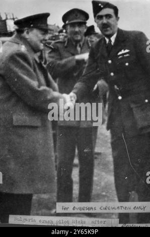 Churchill e il pilota di Crashed Constellation . Sir Winston Churchill stringe la mano a Stanley Hinks , in uniforme di un comandante della Royal Air Force Wing , durante la guerra . Hinks divenne in seguito il pilota di Eva Peron. La sua morte nello schianto in Bulgaria mentre pilotava una costellazione da Londra a Tel Aviv, ha attirato il ' rammarico di tutto il popolo bulgaro ' che doveva sposare una ragazza svedese , anch'essa uccisa nello schianto , al suo arrivo a Tel Aviv il 28 luglio 1955 Foto Stock