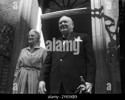 Churchills a Downing Street per il ricevimento dopo Eden Wedding. Il primo Ministro Winston Churchill sorride sulla folla fuori dal numero .10 di Downing Street , come con la signora Churchill arriva alla sua residenza dopo il matrimonio alla Caxton Hall of Foreign Minister , Anthony Eden e Miss Clarissa Spencer Churchill . 14 agosto 1952 Foto Stock