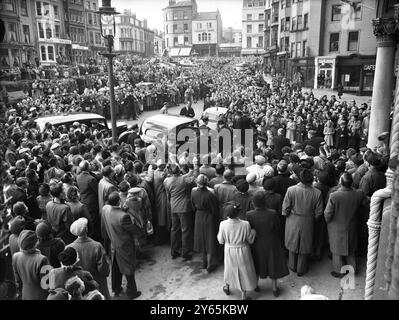 Scarborough Benvenuti per il signor Churchill la folla ondeggia al primo Ministro Winston Churchill che dà il suo segno 'V' quando lascia il Municipio dopo aver fatto visita al sindaco e alla Mayoress . 12 ottobre 1952 Foto Stock