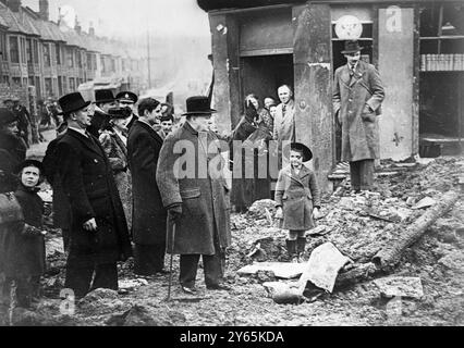 Churchill ispeziona i danni di guerra. Il Premier in tempo di guerra , Winston Churchill ( centro ) ispeziona le case blitzed dopo un raid in tempo di guerra . anni '1940 Foto Stock