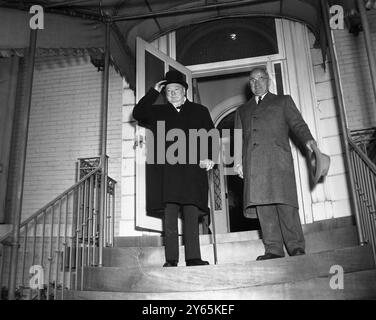 Winston Churchill il primo ministro britannico Winston Churchill ( a sinistra ) è scortato nella Blair House dal presidente Truman per il pranzo dopo l' arrivo del primo ministro britannico . 5 gennaio 1952 Foto Stock