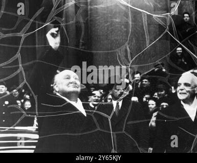 Saluto maiuscolo . Il signor Churchill saluta il cappello alle folle canadesi dopo il suo arrivo a Ottowa . A guardare il Premier britannico a destra è il primo ministro canadese Louis St Laurent . 14 gennaio 1952 Foto Stock