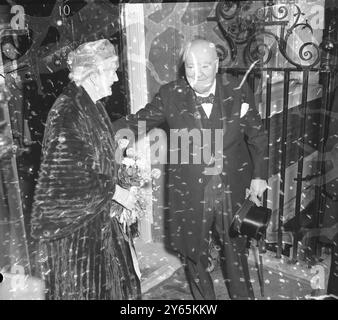 Sir Winston e Lady Churchill. Sir Winston Churchill ha tenuto oggi una festa a pranzo al numero 10 di Downing Street , ai membri della sua famiglia e agli amici personali dopo l' apertura del Parlamento e le presentazioni di compleanno nella Westminister Hall . Spettacoli fotografici; Sir Winston aiuta Lady Churchill a tornare al numero 10 di Downing Street per il pranzo il 30 novembre 1954 Foto Stock