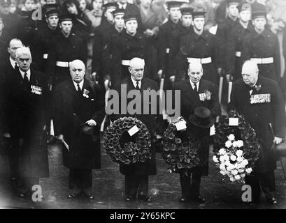 In attesa di deporre ghirlande . In attesa di recite al Cenotaph , Whitehall , durante il servizio annuale del Remembrance Day , da sinistra a destra , il Presidente della camera dei comuni , W S Morrison , il Lord alto Cancelliere , il Visconte Kilmuir ( Sir David Maxwell Fyfe ) , il leader del Partito Liberale , Clement Davies , il leader dell'opposizione , Clement Attlee e il primo Ministro Sir Winston Churchill 7 novembre 1954 Foto Stock