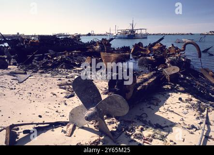 Prima guerra del Golfo: L'8 marzo 1991 distrutta dall'esercito iracheno in fuga, i resti bruciati della flotta di sambuco del Kuwait gettano il vecchio porto delle navi a Kuwait City. Le barche da pesca in legno sono il simbolo nazionale del Kuwait. Foto Stock