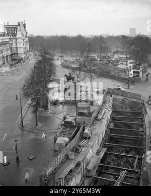 I lavori di costruzione del nuovo sottopassaggio sono iniziati ad Hyde Park Corner dietro la statua del Duca di Wellington . Era una sezione del più ampio Marble Arch - Park Lane - Hyde Park Corner miglioramenti stradali. Ciò faceva parte di uno schema volto ad alleviare la congestione del traffico sulle strade del centro di Londra . È stata inaugurata nel 1962 il 6 febbraio 1961 Foto Stock