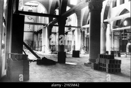 L'interno della moschea al-Aqsa di Gerusalemme, in fase di riparazione, a seguito di un incendio del 21 agosto 1969. che ha distrutto parte del tetto vecchio di 500 anni. La moschea è uno dei santuari più sacri del mondo islamico . Un altro incendio causò tensioni tra arabi ed ebrei per raggiungere il loro punto più alto dalla guerra dei sei giorni del giugno 1967 . L'apprendista di un contadino australiano Michael Dennis William Rohen e' stato processato per l'incendio. 4 settembre 1969 Foto Stock