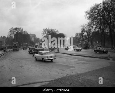 Il traffico sale fino al nuovo cavalcavia - solo una sezione della più ampia Marble Arch - Park Lane - Hyde Park Corner miglioramenti stradali . Ciò faceva parte di uno schema volto ad alleviare la congestione del traffico sulle strade del centro di Londra . Fu inaugurato nel 1962 . 6 febbraio 1961 Foto Stock