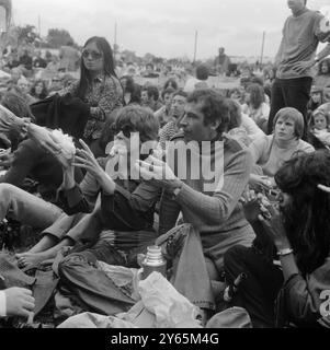 Roger Vadim e sua moglie Jane fonda fanno parte della folla al Isle of Wight Pop Festival. Ryde, Isola di Wight, Inghilterra - 1 settembre 1969 Foto Stock