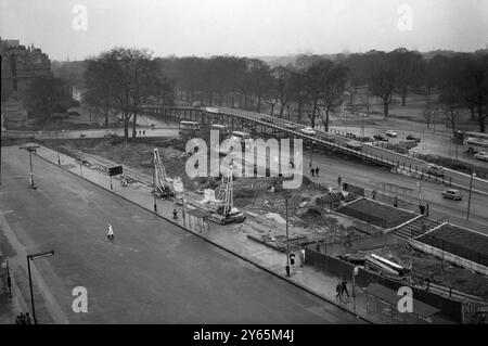 La costruzione del cavalcavia - solo una sezione della più ampia Marble Arch - Park Lane - Hyde Park Corner miglioramenti stradali. Ciò faceva parte di uno schema volto ad alleviare la congestione del traffico sulle strade del centro di Londra . Fu inaugurato nel 1962 . 6 febbraio 1961 Foto Stock