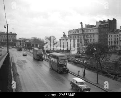 Gli autobus di Londra passano oltre la costruzione del nuovo cavalcavia - solo una sezione del più ampio Marble Arch - Park Lane - Hyde Park Corner miglioramenti stradali. L'Arco di Wellington può essere visto sullo sfondo . Ciò faceva parte di uno schema volto ad alleviare la congestione del traffico sulle strade del centro di Londra . Fu inaugurato nel 1962 . 6 febbraio 1961 Foto Stock