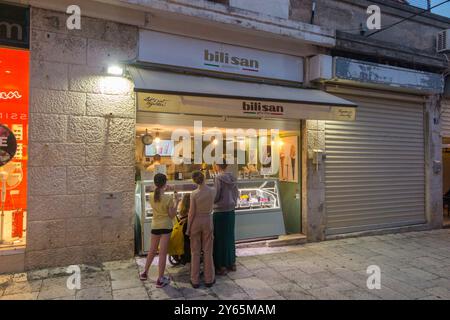 Famiglia con bambini / bambino / bambino, acquista gelato alla gelateria Bilisan, gelateria/gelateria popolare tra i turisti in un edificio/negozio a Nigerova Ulica, Spalato. Croazia. (138) Foto Stock