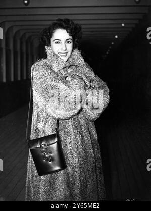 L'attrice cinematografica di 16 anni Elizabeth Taylor ben avvolta da un cappotto grigio di agnello persiano "New Look" arriva in Inghilterra dagli Stati Uniti. 29 ottobre 1948 Foto Stock