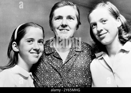 La dottoressa Frances Kelsey è affiancata dalle figlie Christine , 12 anni ( a sinistra ) e Susan , 15 anni , a casa loro . Si dice che il dottor Kelsey , specialista in droghe presso la Food and Drug Administration , abbia prevenuto una tragedia americana impedendo la commercializzazione di una pillola del sonno , Thalidomide , successivamente legata a deformità grottesche nei neonati . 15 luglio 1962 Foto Stock